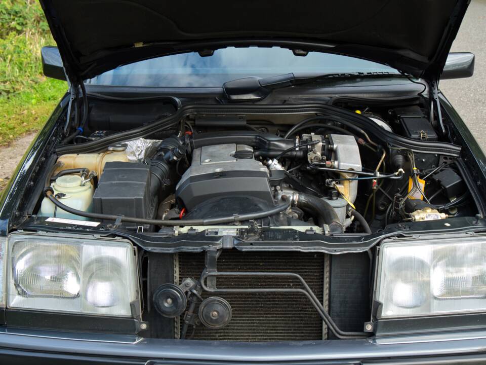 Image 47/63 of Mercedes-Benz 220 E (1993)