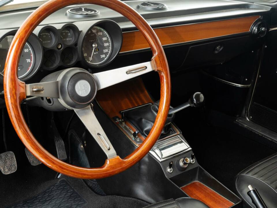 Image 2/5 of Alfa Romeo Giulia GT 1300 Junior (1975)