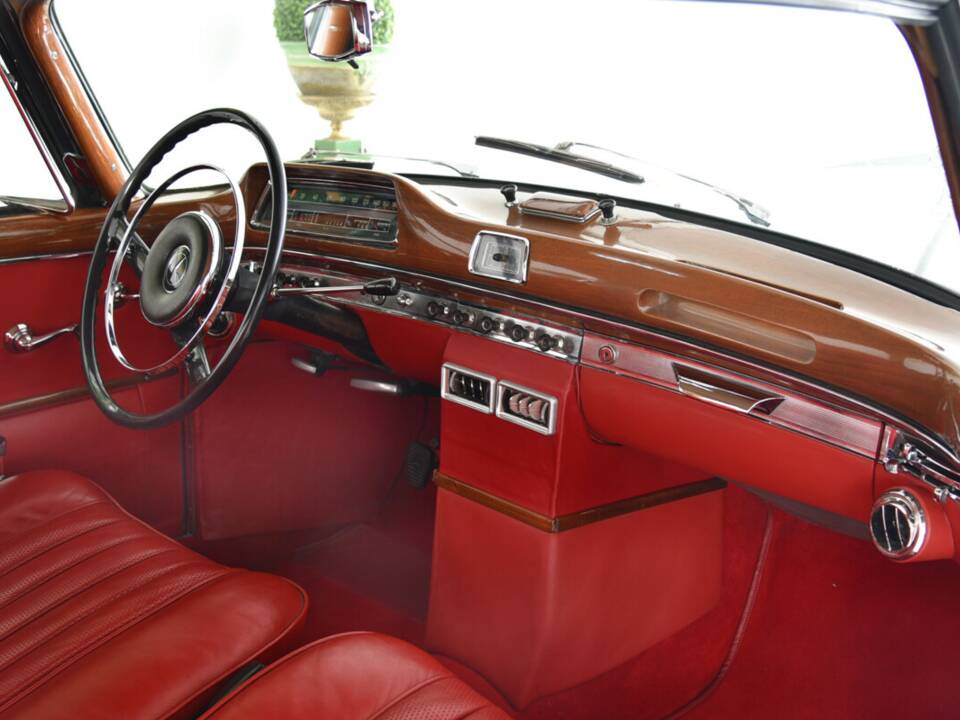 Bild 29/38 von Mercedes-Benz 220 SE (1960)