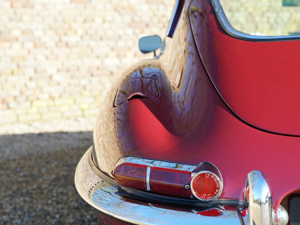 Image 34/50 de Jaguar E-Type (1968)