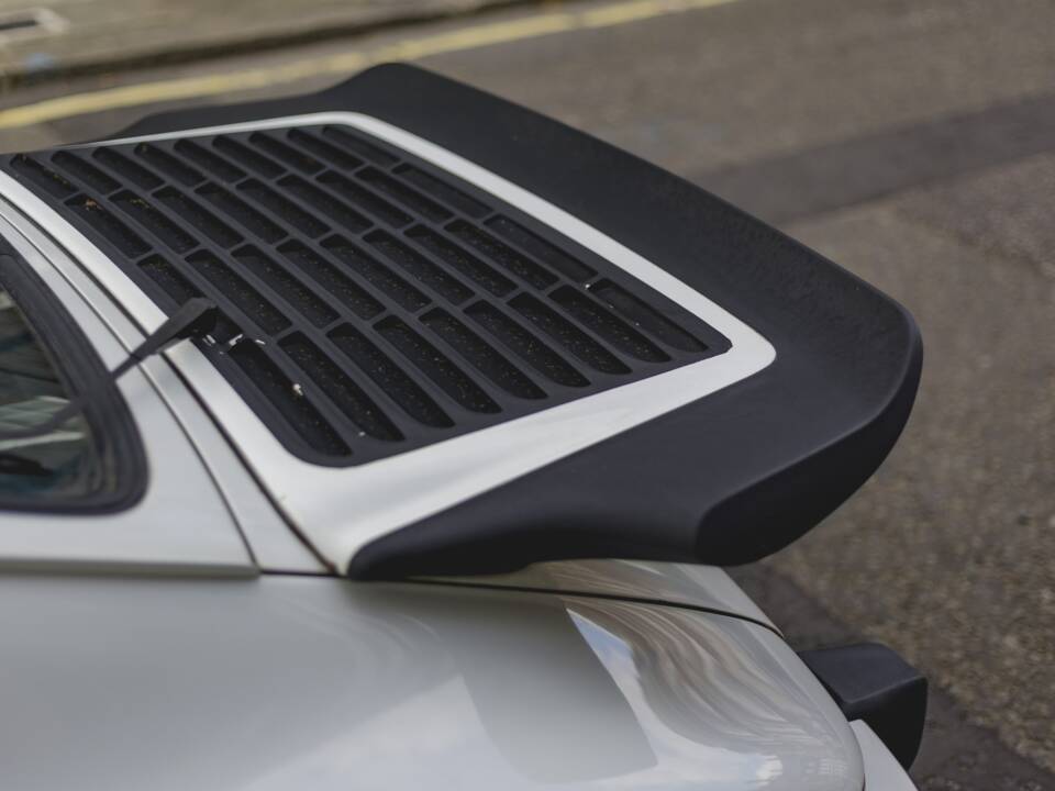 Image 20/33 of Porsche 911 Carrera 3.2 (1988)