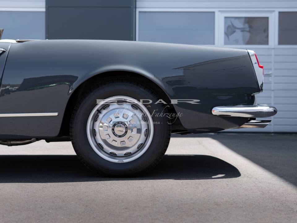 Image 17/31 of Alfa Romeo 2600 Spider (1963)
