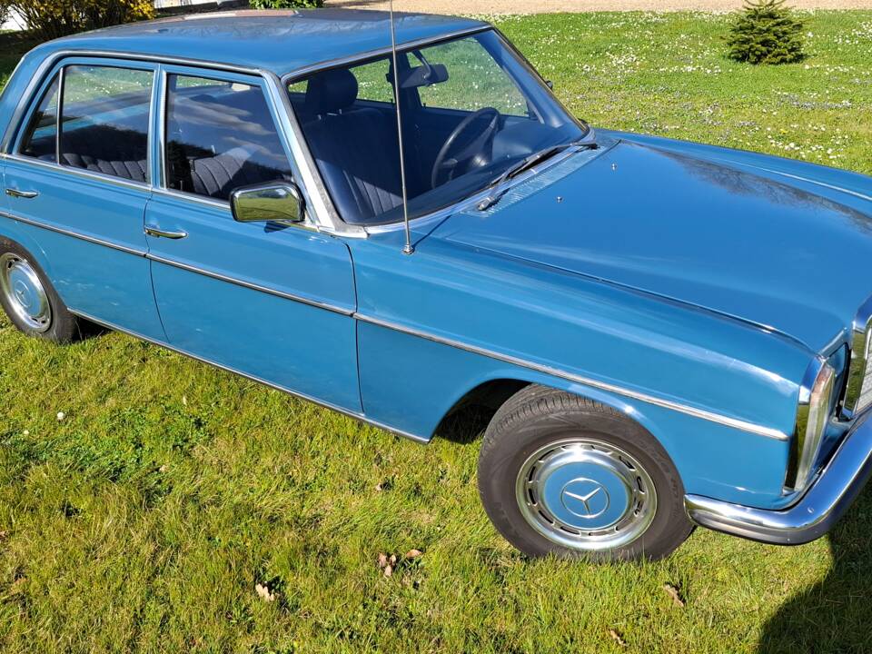 Image 4/13 of Mercedes-Benz 230&#x2F;4 (1974)