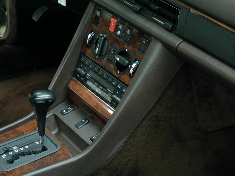 Image 28/50 of Mercedes-Benz 420 SEC (1989)