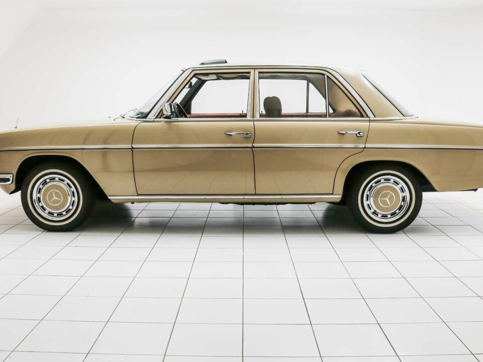 Imagen 2/12 de Mercedes-Benz 200 (1974)