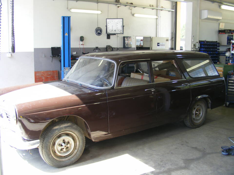 Image 2/20 of Peugeot 404 Break (1970)