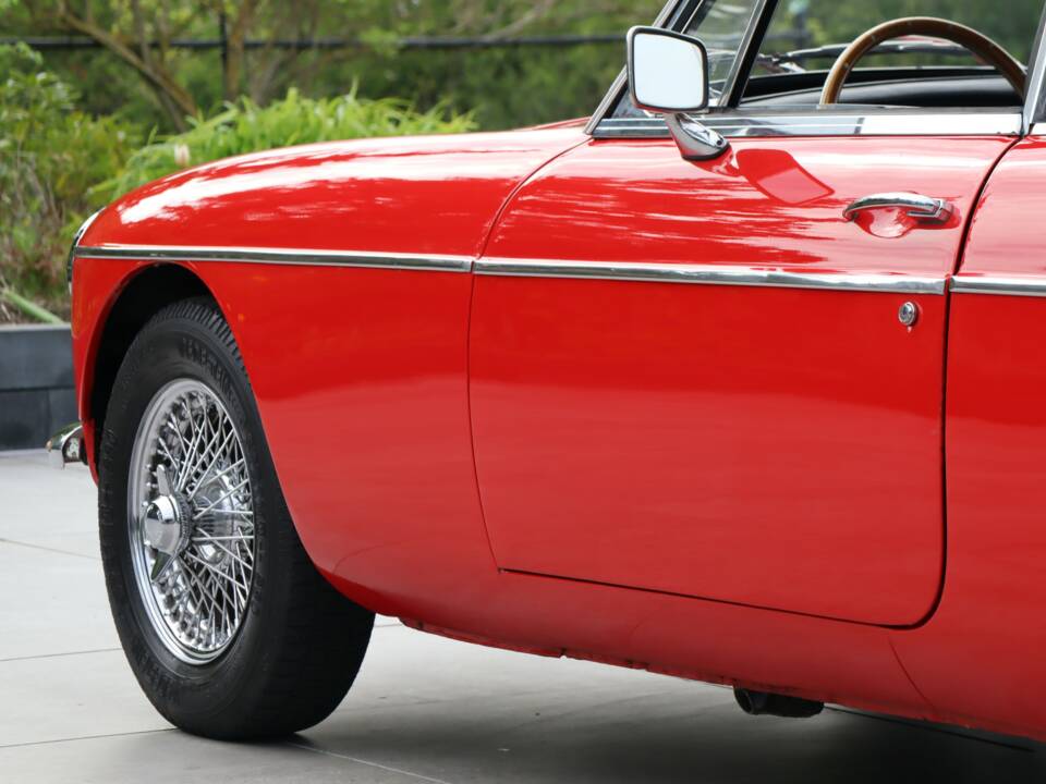Image 8/50 of MG MGB GT (1974)