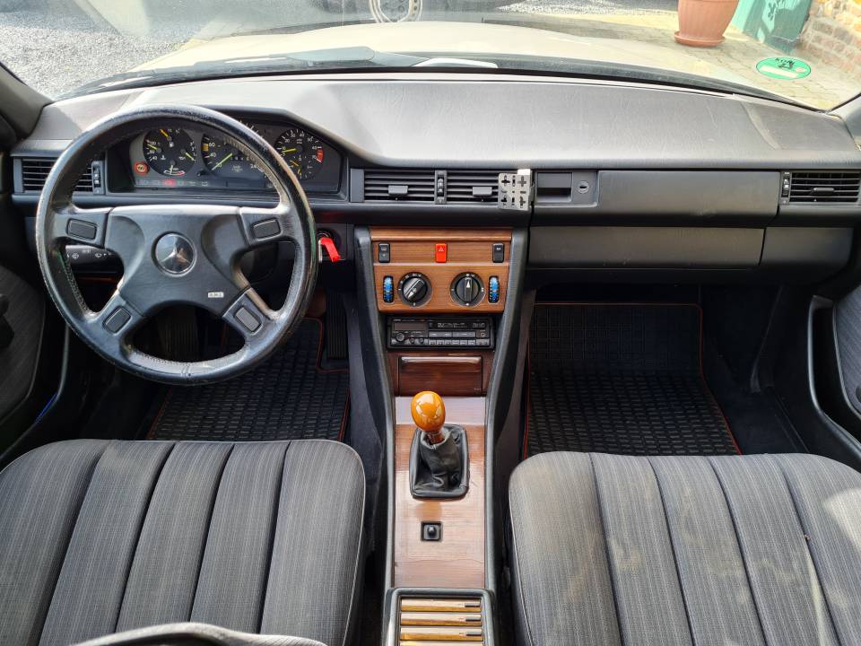 Bild 10/21 von Mercedes-Benz 300 E (1986)