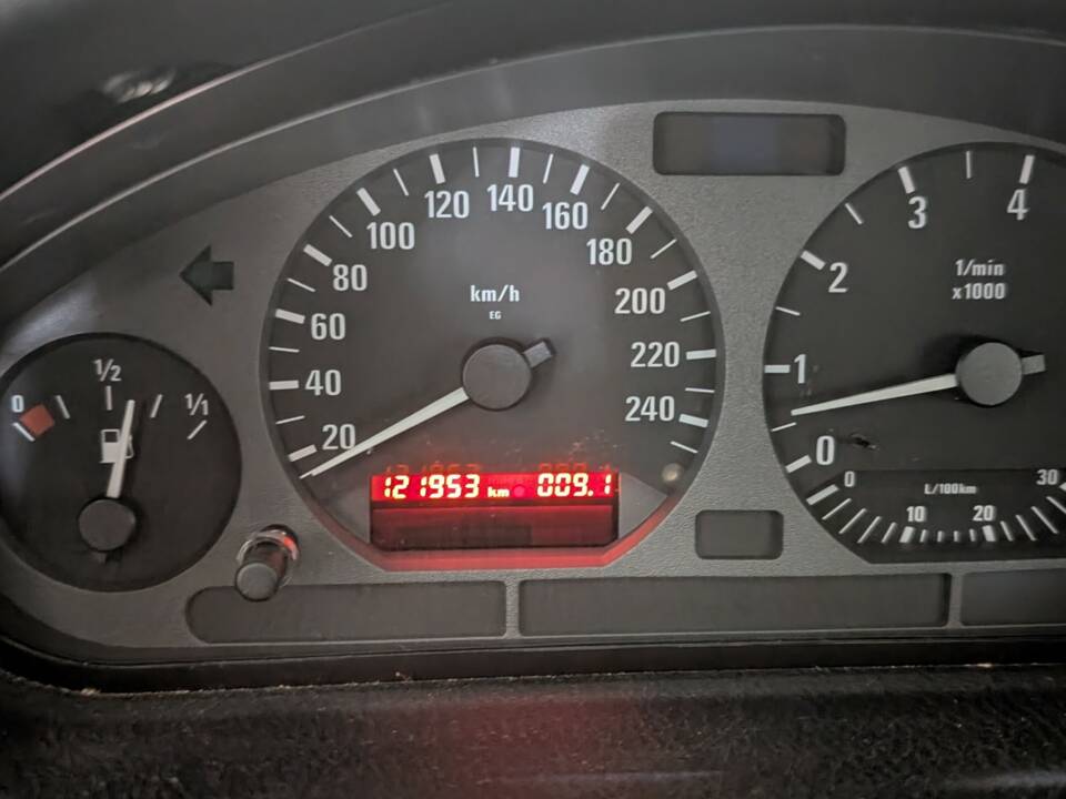 Immagine 32/72 di BMW 328i (1996)