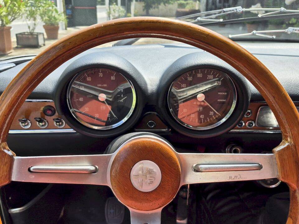 Image 24/50 de Alfa Romeo Giulia GT 1300 Junior (1971)