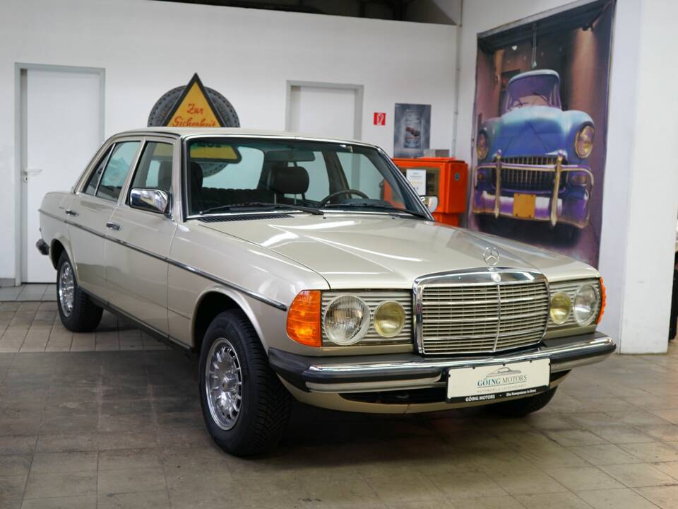 Image 2/31 of Mercedes-Benz 300 D (1982)