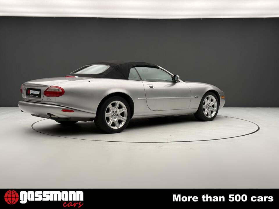 Image 7/15 of Jaguar XK8 4.0 (2000)