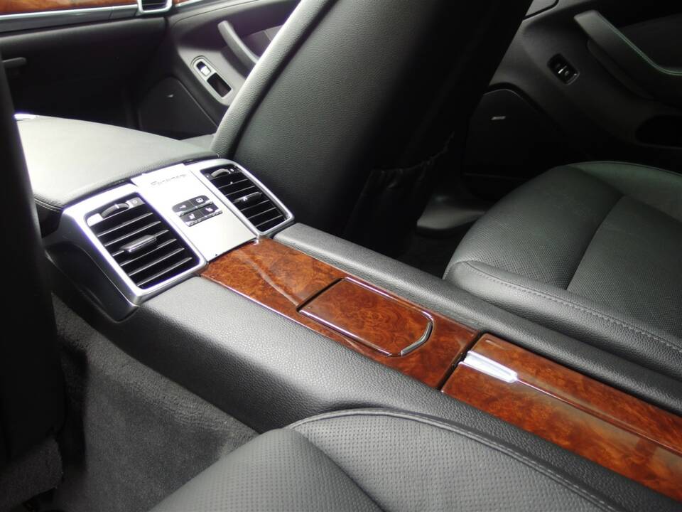 Image 71/98 of Porsche Panamera S (2010)