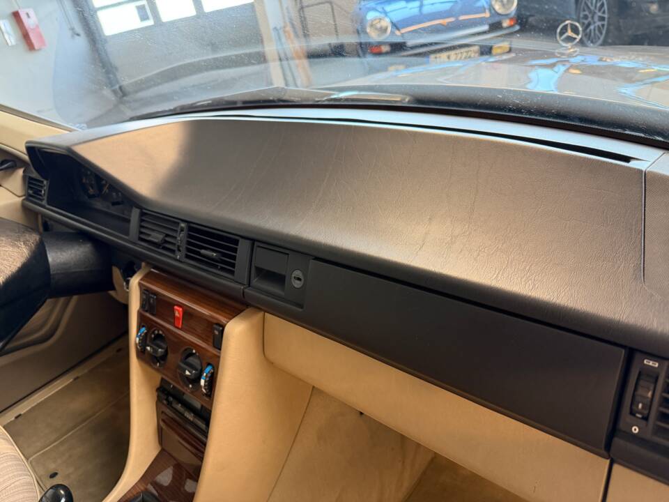 Afbeelding 14/36 van Mercedes-Benz 200 (1988)