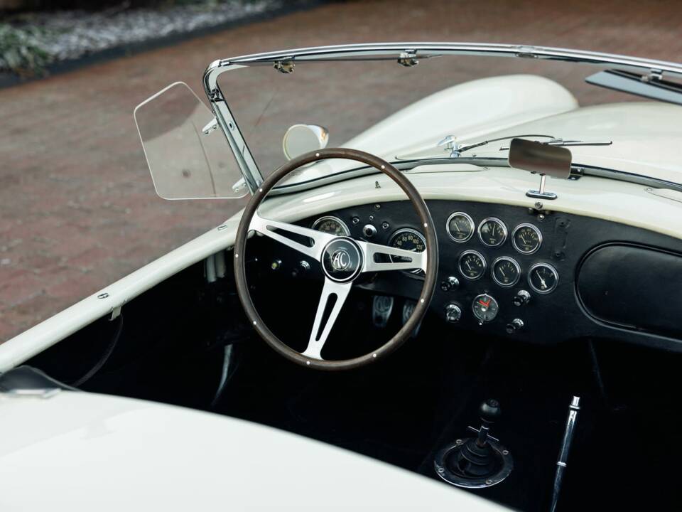 Image 15/49 of Shelby Cobra 289 (1964)