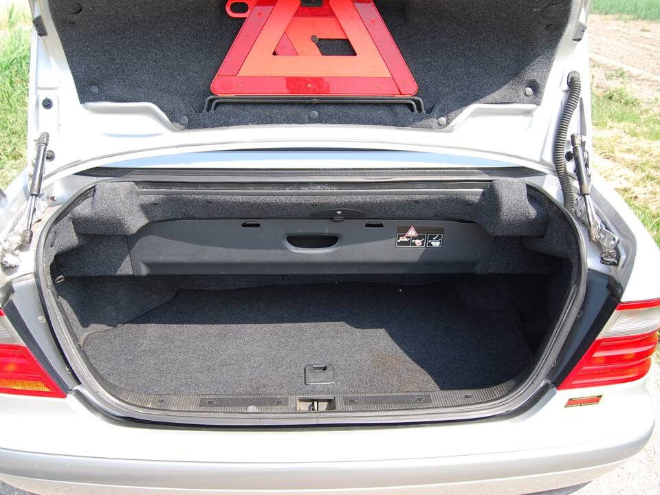 Image 38/46 of Mercedes-Benz CLK 200 (1999)