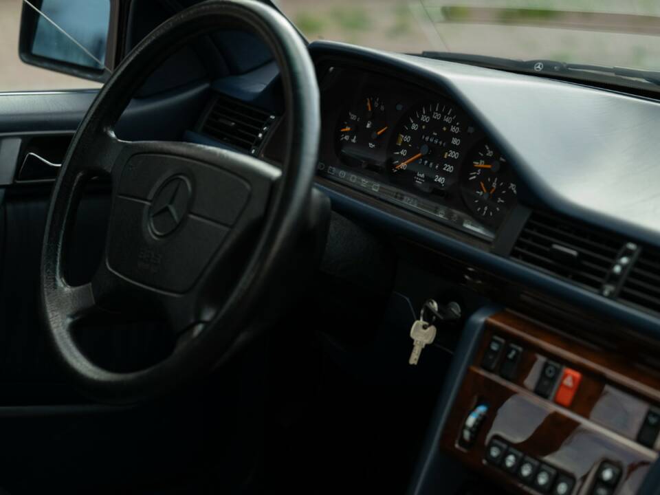 Bild 66/79 von Mercedes-Benz 200 CE (1993)