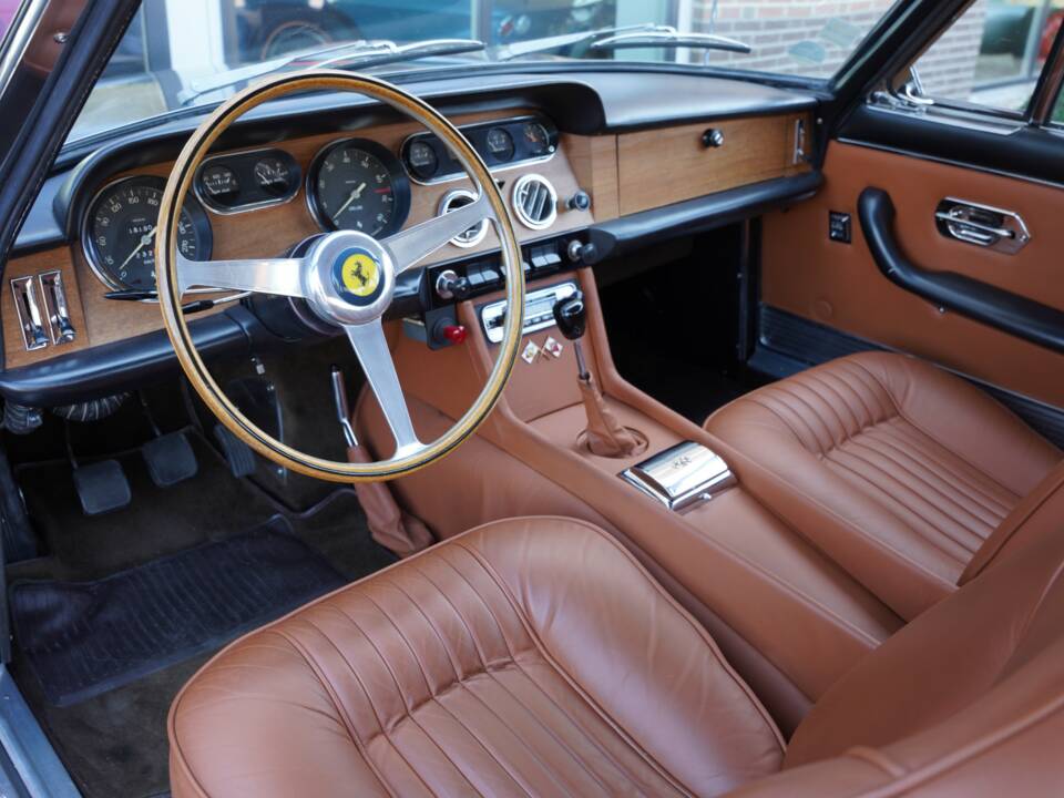 Image 3/50 of Ferrari 330 GT 2+2 (1965)