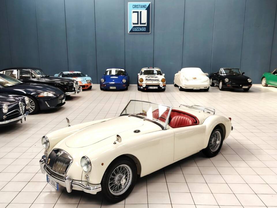 Image 2/59 of MG MGA 1500 (1958)