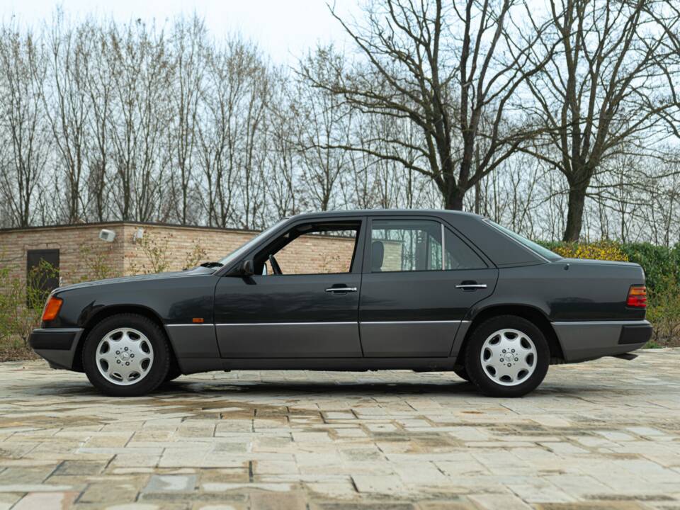 Obraz 5/49 pojazdu Mercedes-Benz 320 E (1993)