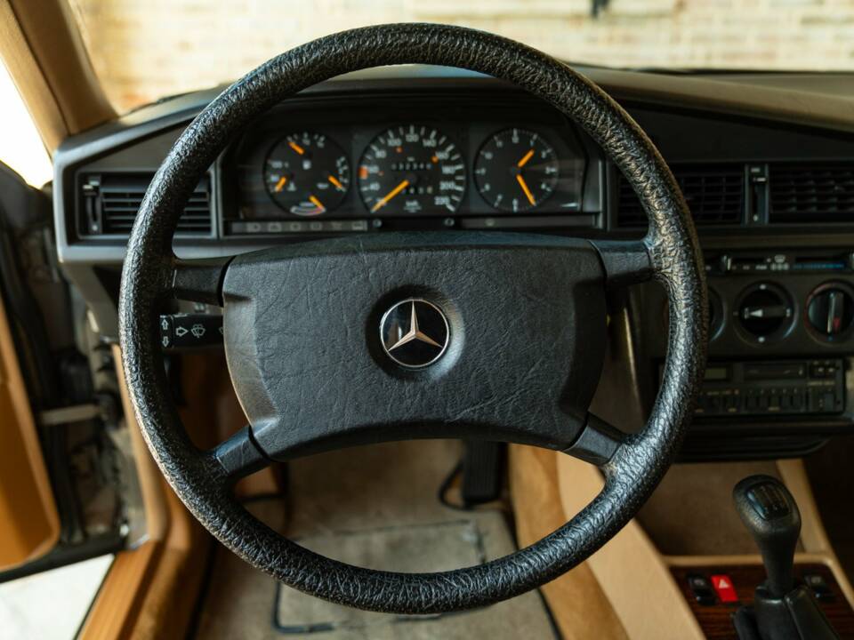 Immagine 40/50 di Mercedes-Benz 190 E (1987)