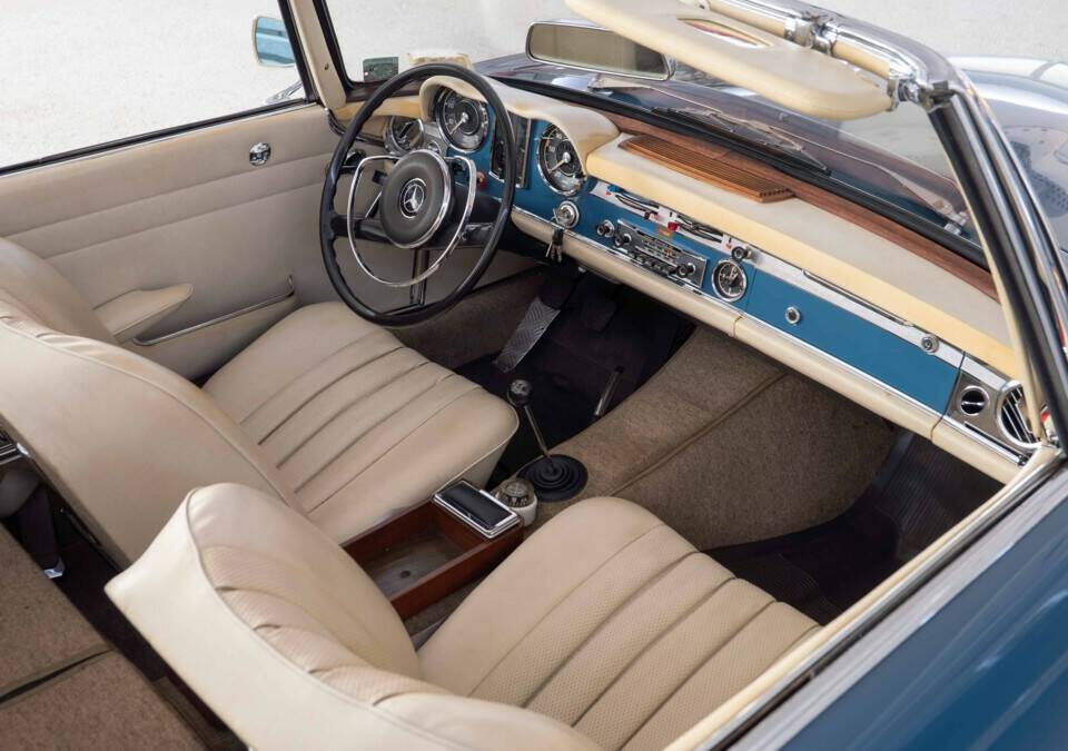 Image 25/33 of Mercedes-Benz 230 SL (1966)