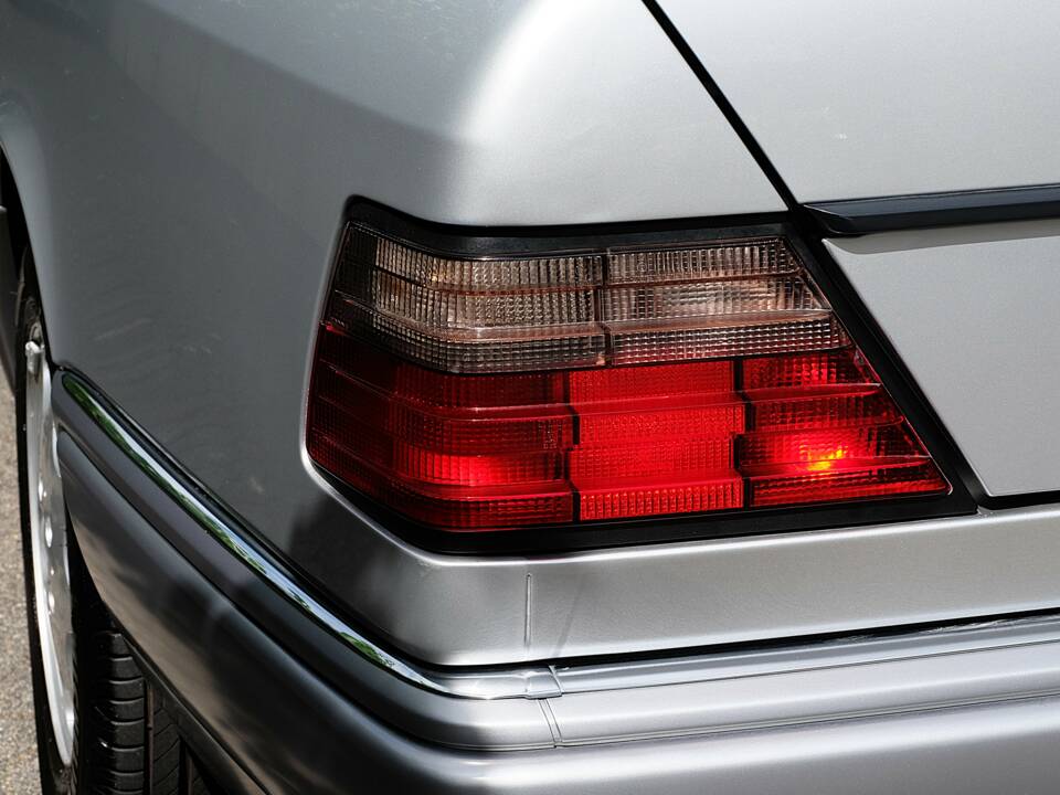 Image 34/69 of Mercedes-Benz E 320 (1994)