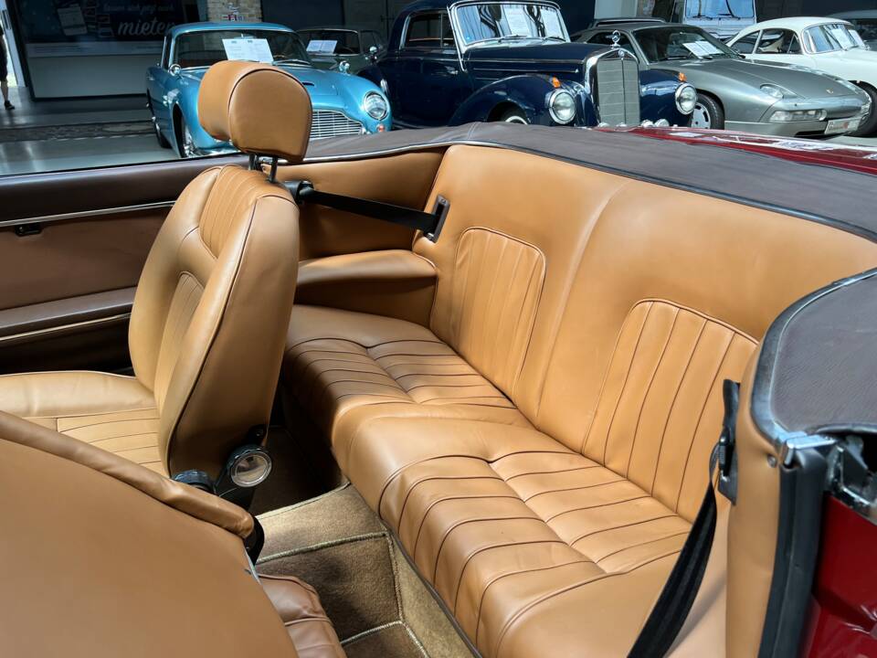 Image 17/28 of Peugeot 504 Convertible (1981)