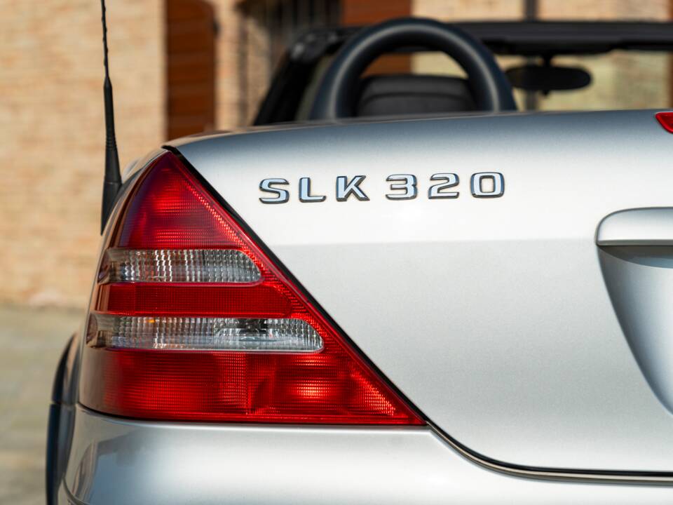 Image 13/48 of Mercedes-Benz SLK 320 (2001)