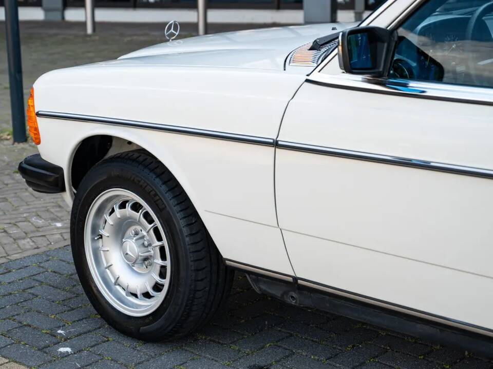 Image 21/62 of Mercedes-Benz 280 CE (1982)