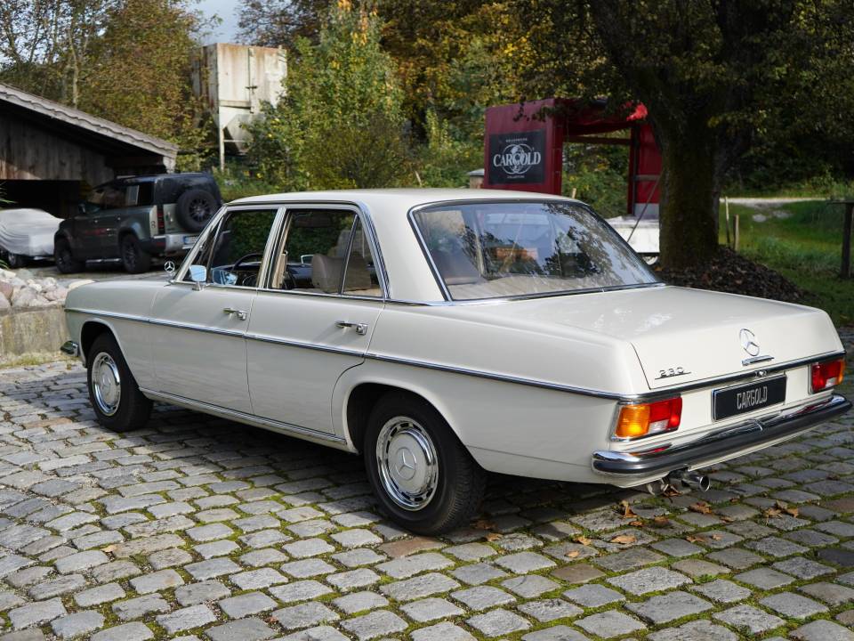 Image 11/34 of Mercedes-Benz 230 (1969)