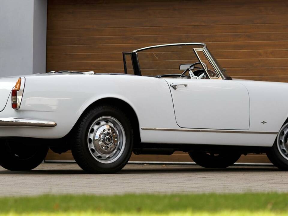 Image 21/50 of Alfa Romeo 2600 Spider (1964)