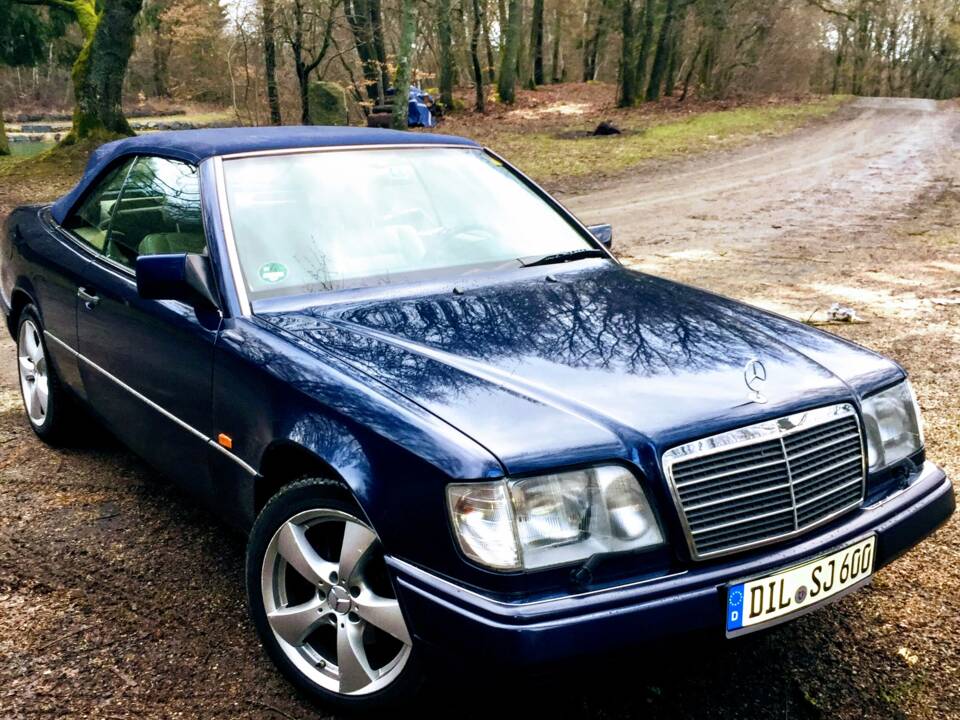 Image 14/22 of Mercedes-Benz E 220 (1996)