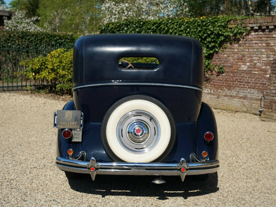 Image 18/50 of Packard eight (1937)