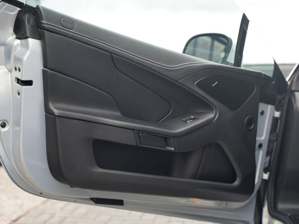 Image 15/50 of Aston Martin Vanquish (2014)