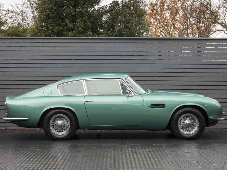 Image 23/27 of Aston Martin DB 6 Mk II (1970)