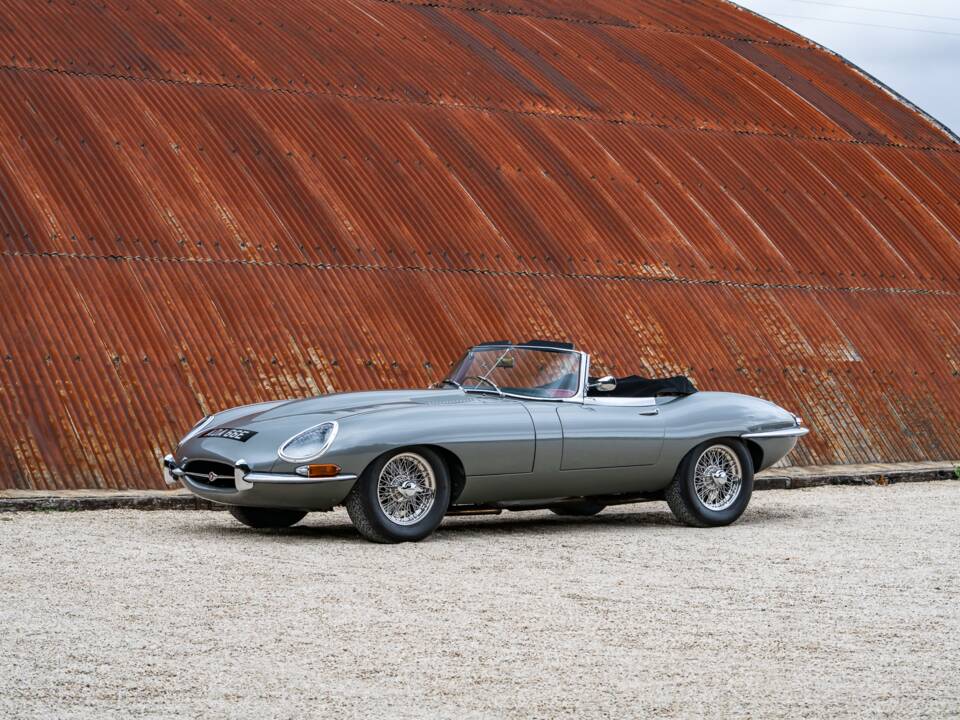 Image 2/34 de Jaguar E-Type (1968)