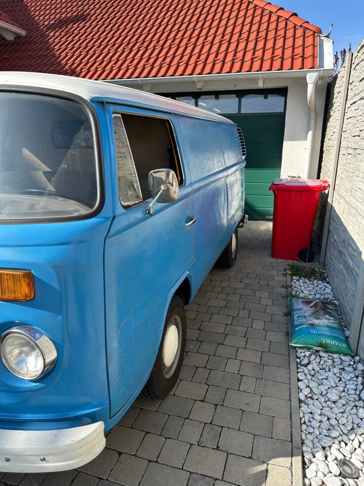 Image 2/12 of Volkswagen T2b panel van (1976)