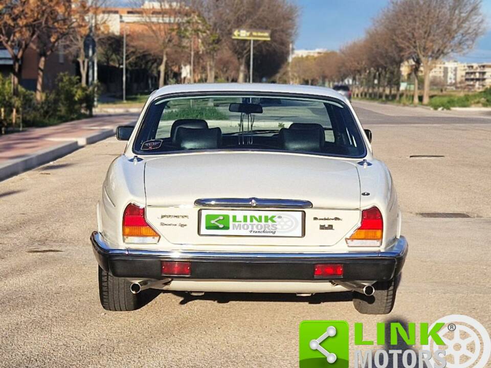 Image 4/10 of Jaguar XJ 12 (1985)