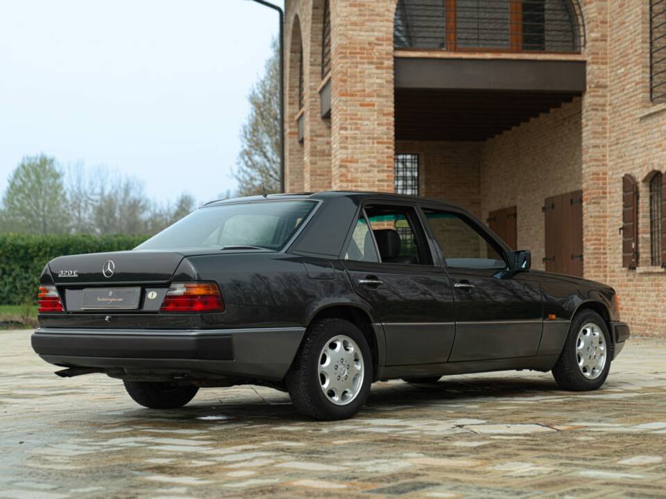 Bild 7/49 von Mercedes-Benz 320 E (1993)