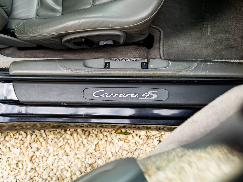 Image 18/50 of Porsche 911 Carrera 4S (2002)