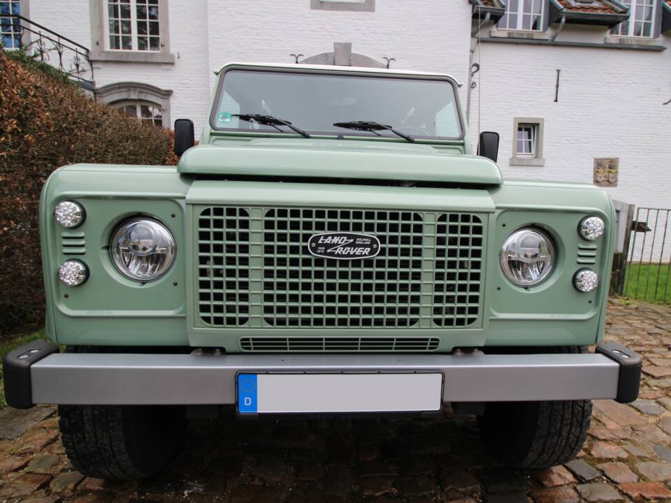 Bild 23/24 von Land Rover Defender 110 Heritage (2015)