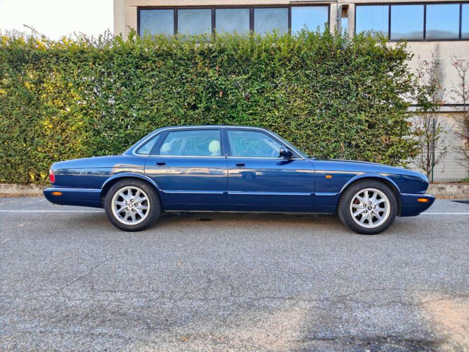Image 9/30 de Jaguar XJ 8 4.0 Executive (1998)