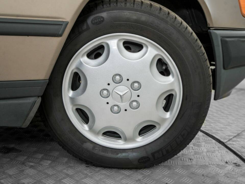 Image 42/50 of Mercedes-Benz 300 TD (1986)