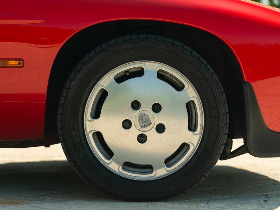 Image 18/50 de Porsche 928 S (1984)