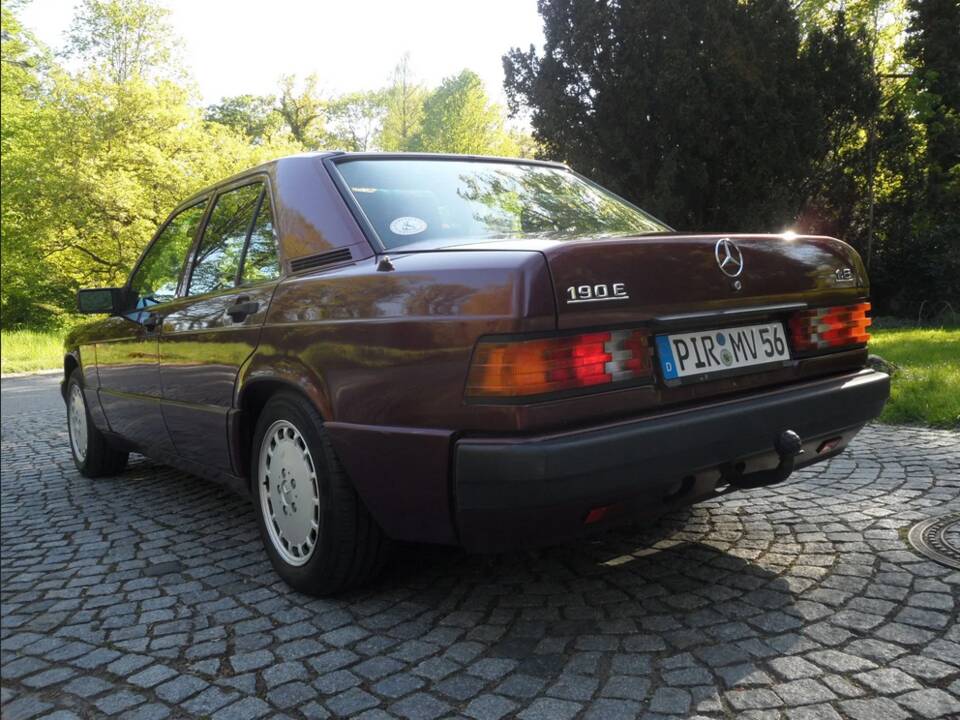 Image 23/137 of Mercedes-Benz 190 E 1.8 Avantgarde &quot;Rosso&quot; (1992)