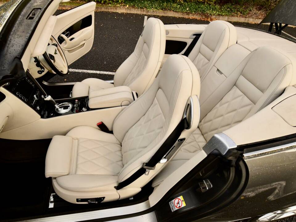 Image 25/50 of Bentley Continental GTC (2011)
