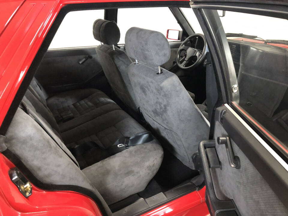 Image 27/33 of Lancia Delta HF Integrale Evoluzione I (1992)