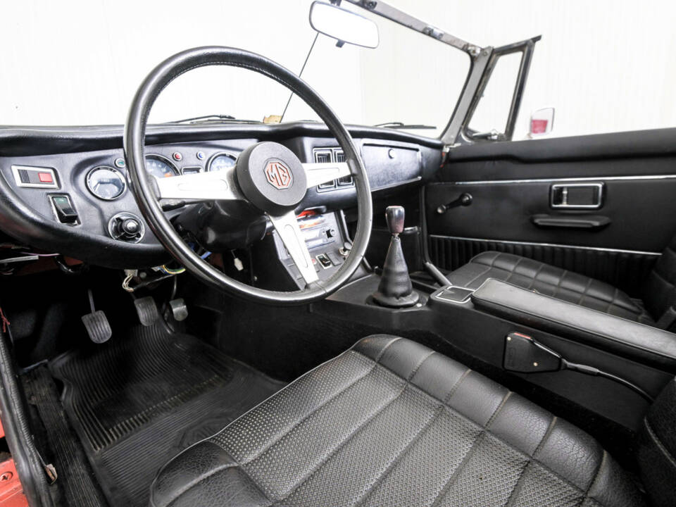 Image 11/50 of MG MGB (1976)