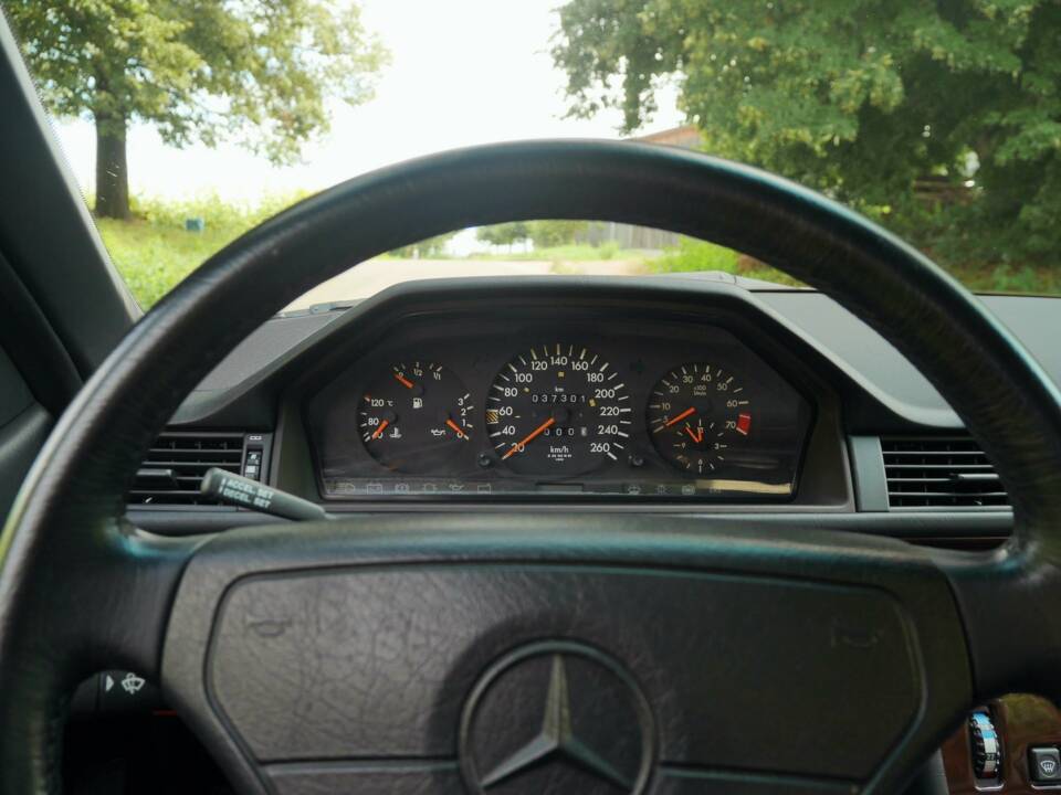 Image 31/50 de Mercedes-Benz 320 CE (1994)